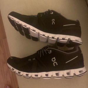 ON Cloud Black/ White Running Shoes Size 8